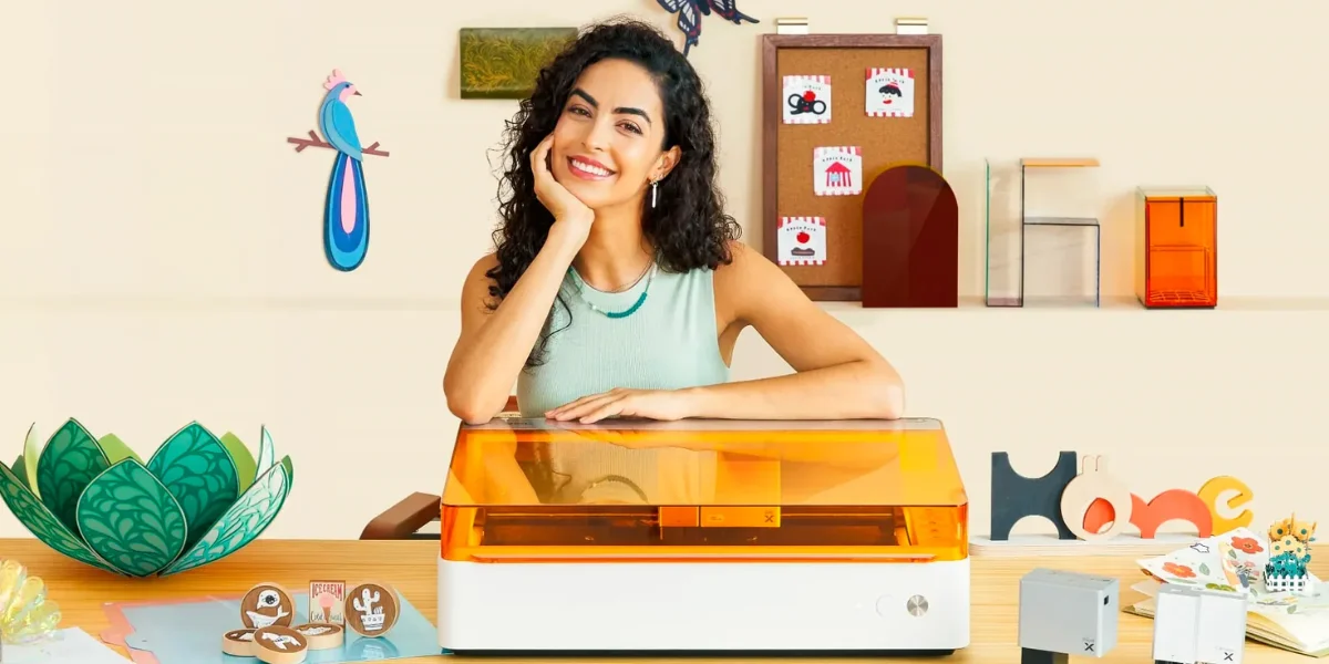 xTool M1 Ultra modelo con máquina